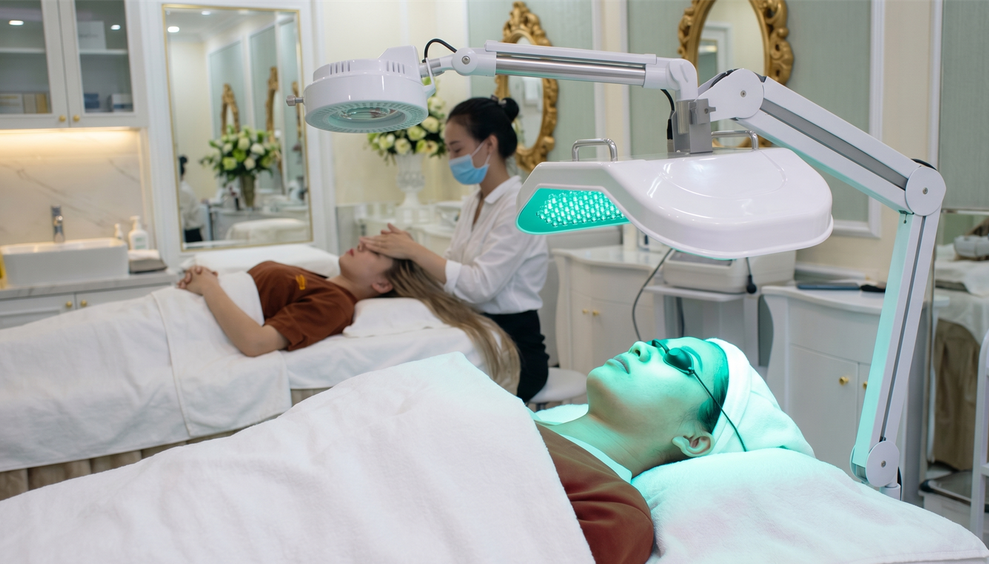 Lợi ích đặc biệt khi chiếu ánh sáng sinh học Bio Light trong điều trị mụn tại SKS